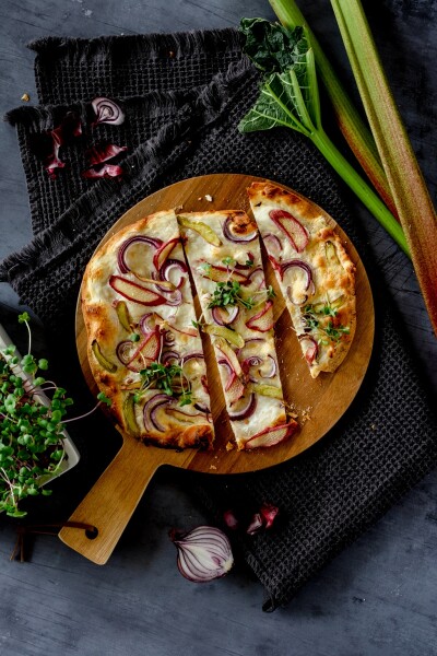 Rhabarber Flammkuchen mit Ziegenfrischkäse und Microgreens - Rhabarber Flammkuchen mit Ziegenfrischkäse und Microgreens