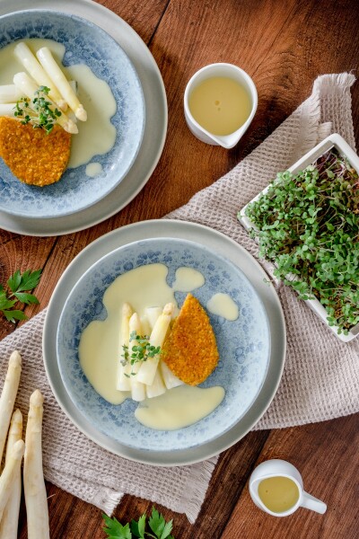 Spargel mit Microgreens und veganer Sauce Hollandaise - Spargel mit Microgreens und veganer Sauce Hollandaise