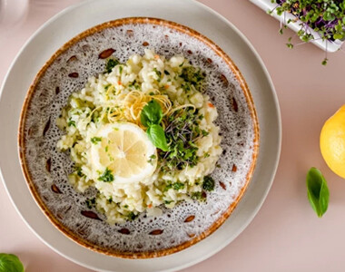 Zitronenrisotto mit Basilikumöl und Microgreens - Zitronenrisotto mit Basilikumöl und Microgreens