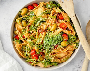 Italienischer Nudelsalat mit getrockneten Tomaten, Oliven und Microgreens - Italienischer Nudelsalat mit getrockneten Tomaten, Oliven und Microgreens